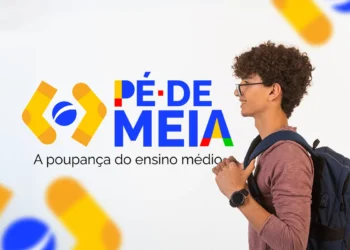 Estudante com mochila sorrindo ao lado do logo Pé de Meia, poupança para ensino médio