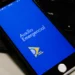 Recebeu notificação? Você tem MENOS de 1 mês para devolver o Auxílio Emergencial 11 Smartphone mostrando a tela do aplicativo Auxílio Emergencial para acompanhamento de benefício