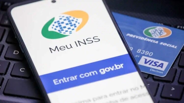Aplicativo Meu INSS exibido em smartphone ao lado de cartão de previdência social, representando serviços e atendimentos do INSS.