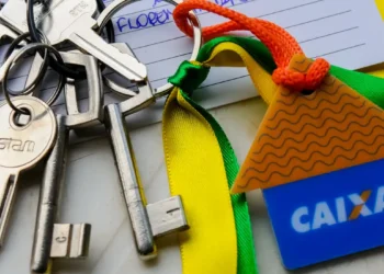 Caixa: brasileiros agora podem contratar mais de um financiamento habitacional ao mesmo tempo 8 Conjunto de chaves metálicas em argola com pingente colorido em formato de casa da Caixa Econômica Federal