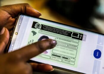 Aplicativo Carteira Digital de Trânsito (CDT) do Brasil sendo exibido em um smartphone, mostrando a CNH (Carteira Nacional de Habilitação) eletrônica.