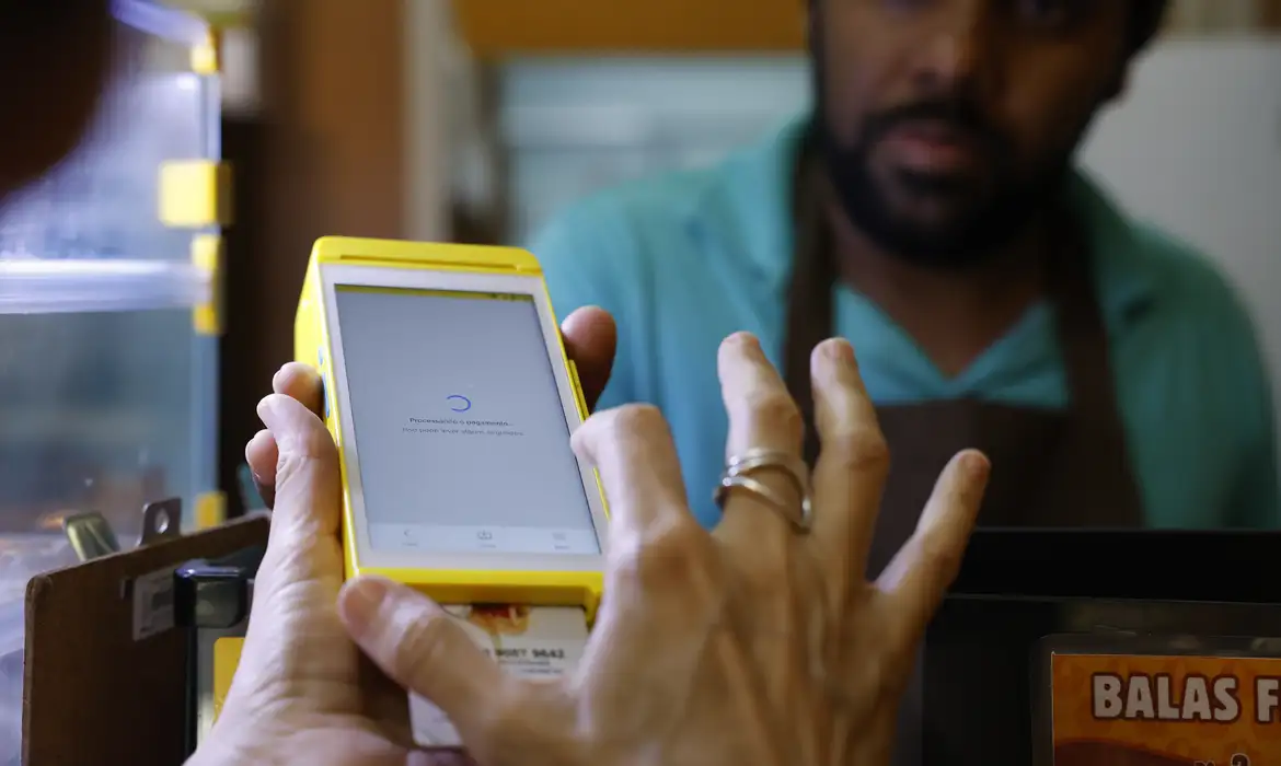 diferenca vale refeicao vs vale alimentacao 2026 Visão aproximada de um balcão de autoatendimento com cubas de alimentos frescos e saladas, ilustrando o uso típico do vale-refeição em estabelecimentos comerciais.