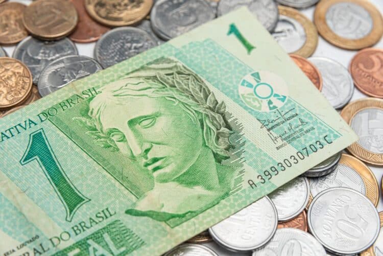 Montagem das cédulas originais da primeira família do Real (de R$ 1 a R$ 100), que estão sendo retiradas de circulação por decisão do Banco Central após três décadas.