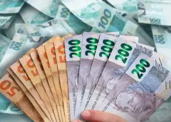 Caixa Tem libera pagamento de R$ 710 para beneficiários do Bolsa Família e Auxílio Gás até AMANHÃ (23) 8 Cédulas de real organizadas em leque, representando repasse de dinheiro pelo Caixa Tem.