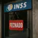 INSS: agências estão fechadas para modernização dos sistemas 11 Placa de fechado na porta de uma agência do INSS.