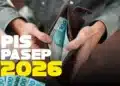 PIS/PASEP 2026: Veja quando será o primeiro pagamento do ano e se você tem direito a ele! 4 Pessoa abrindo carteira com dinheiro em notas de cem reais e texto PIS PASEP 2026