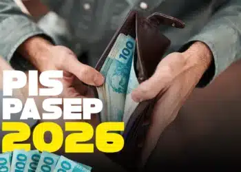 PIS/PASEP 2026: Veja quando será o primeiro pagamento do ano e se você tem direito a ele! 10 Pessoa abrindo carteira com dinheiro em notas de cem reais e texto PIS PASEP 2026