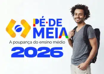 Pé de Meia 2026: Abandono escolar cancela benefício definitivamente 11 Jovem sorridente com mochila preta ao lado do logo colorido do programa Pé de Meia 2026 para ensino médio.