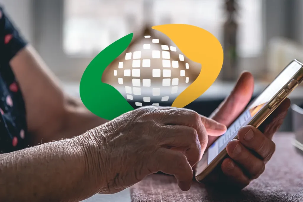 Acessando informações sobre a previdência. Pessoa idosa interagindo com um smartphone, representando a conexão digital e o acesso às informações da previdência.