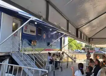 Atendimento do SAC Móvel realizado em estrutura itinerante com público aguardando serviços públicos.