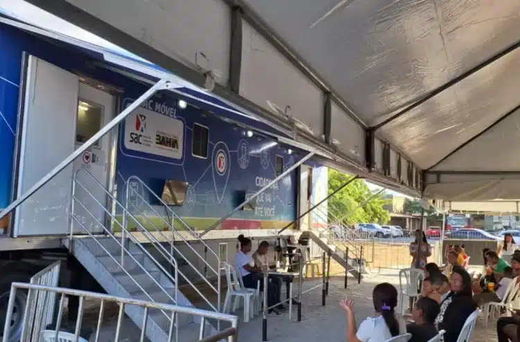 SAC Móvel está na sua cidade? Confira a programação para emitir documentos 1 Atendimento do SAC Móvel realizado em estrutura itinerante com público aguardando serviços públicos.