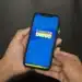 Atualize estas 4 informações no CadÚnico para não ter problemas com benefícios 11 Mãos seguram smartphone com aplicativo Cadastro Único aberto, destaque para serviços sociais