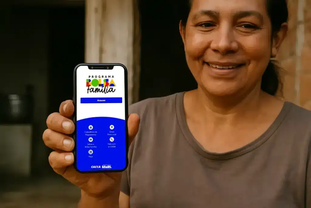 Usuária acessando o app do Programa Bolsa Família. Mulher sorrindo enquanto segura um celular exibindo a tela do app do Programa Bolsa Família.