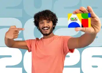 Pessoa exibe cartão do Bolsa Família em referência às novas regras para famílias unipessoais no Cadastro Único.