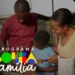 Bolsa Família 2026: como se preparar para receber visita domiciliar obrigatória 11 Família interagindo com criança, envolvidos em atividades educativas e de convivência, com o logo do programa Bolsa Família ao fundo.