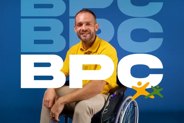 BPC tem novas regras para pessoas sozinhas: cadastro em casa agora tem exceções 1 Homem em cadeira de rodas com camisa amarela, sorrindo, representando inclusão social com o logo BPC ao fundo.