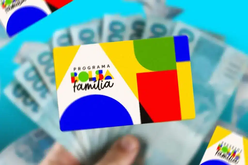 Cartão Bolsa Família sobre o calendário de pagamento. Cartão do Programa Bolsa Família com notas de 100 reais ao fundo, representando o auxílio financeiro.