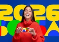 Sistema do Bolsa Família ficará fora do ar 8 dias em janeiro/fevereiro para processamento 4 Mulher sorrindo enquanto segura um cartão com o logo do programa Bolsa Família, com números coloridos ao fundo.