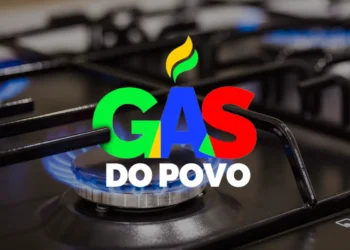 Fogão com chama acesa e o logo do Gás do Povo em destaque, representando o programa de distribuição de gás.