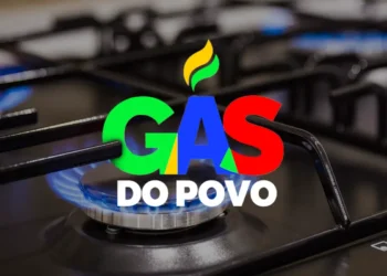 Chama de gás acesa no fogão com logo do Gás do Povo sobreposto.