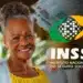 Sem nova identidade? INSS afirma que aposentadoria não será suspensa 11 Mulher sorridente segurando dinheiro, com o logo do INSS e o nome Instituto Nacional do Seguro Social ao fundo.