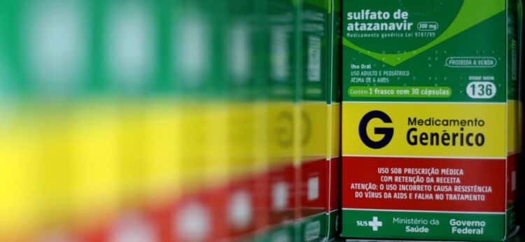 Embalagem de medicamento genérico sulfato de atazanavir, um dos remédios disponíveis gratuitamente no Programa Farmácia Popular.