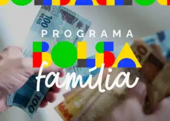 Mãos segurando cédulas de dinheiro brasileiro com logo colorido do Programa Bolsa Família
