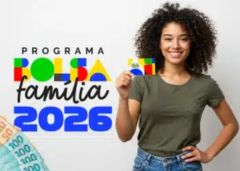Mulher sorridente segurando cartão do programa Bolsa Família 2026, com notas de dinheiro ao fundo.