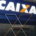 Benefícios de fevereiro: tudo o que a Caixa vai pagar neste mês 11 Logo da Caixa Econômica Federal, destacando a fachada da agência e seu design moderno.