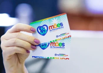 Cartões de benefícios para mães do estado de Pernambuco, com o logotipo do programa Mães de Pernambuco.