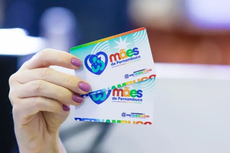 Mães de Pernambuco 2026: calendário de pagamentos de janeiro já está disponível 1 Cartões de benefícios para mães do estado de Pernambuco, com o logotipo do programa Mães de Pernambuco.