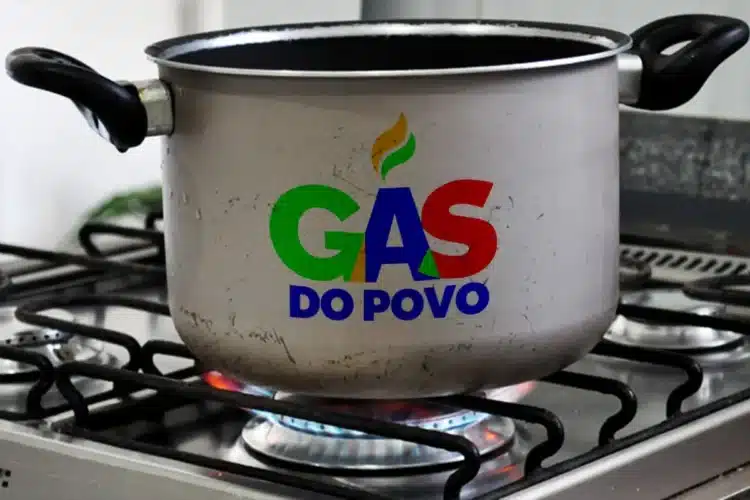 Gás do Povo inclui comunidades indígenas e quilombolas com regras diferenciadas de comprovação 1 Panela de alumínio com marca Gás do Povo sobre fogão a gás aceso.