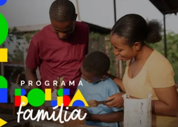 Imagem de uma família interagindo e participando de atividades no contexto do programa Bolsa Família.