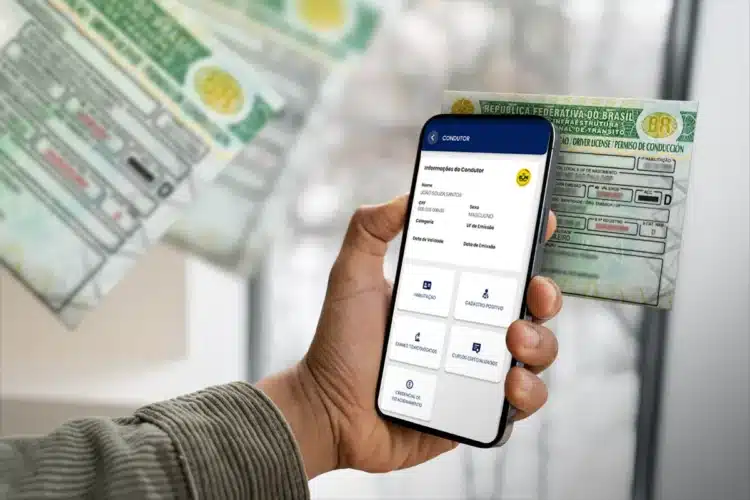 CNH automática para bons condutores: veja se você está na lista de beneficiados 1 Pessoa acessando renovação automática da CNH no celular ao lado da CNH física.