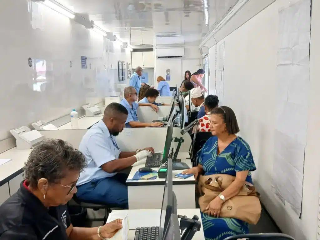 Serviços do SAC Móvel realizados em unidade adaptada para atendimento ao público. Cidadãos sendo atendidos por servidores do SAC Móvel para emissão e regularização de documentos.