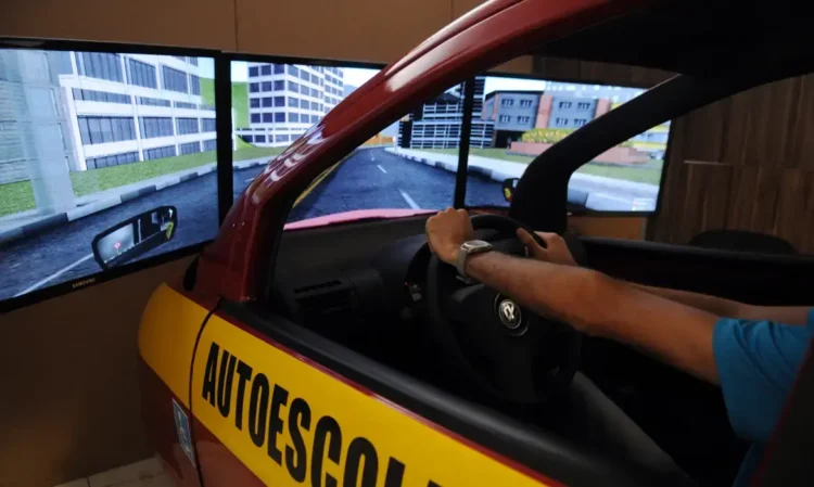 Tirar CNH ficou mais fácil: Detran-SP acaba com baliza e permite carro automático 1 Simulador de direção para aulas de autoescola com tela panorâmica e volante.
