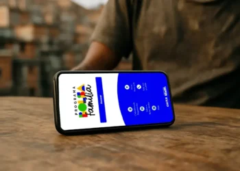Apps Bolsa Família e Caixa Tem permitem Pix sem fila e mostram calendário 7 Smartphone com a tela do aplicativo Programa Bolsa Família, exibindo opções de acesso.