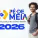 CadÚnico atualizado é essencial para receber o Pé-de-Meia em 2026 11 Jovem sorridente com mochila ao lado de logotipo colorido do programa Pé-de-Meia 2026