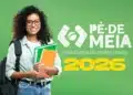 SAIU! Datas oficiais do Pé-de-Meia 2026 já podem ser consultadas 5 Jovem sorridente segura cadernos e mochila em frente ao logo do Pé-de-Meia 2026.