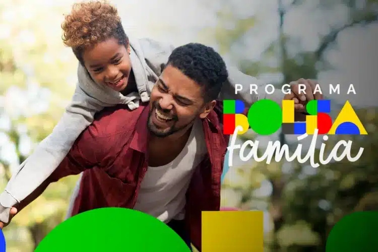 Bolsa Família fevereiro 2026: pagamentos reiniciam hoje e seguem até dia 27 1 Pai sorrindo com filho nas costas em parque, ambos felizes.
