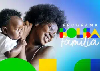 Mulher sorridente com bebê no colo em fundo colorido do Programa Bolsa Família.