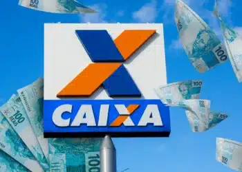 Imagem destaca a logomarca da Caixa Econômica Federal em primeiro plano, com cédulas de dinheiro ao fundo, simbolizando a liberação de valores sociais e pagamentos realizados em fevereiro de 2026 para famílias que atendem aos critérios do programa.