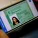Carteira de identidade gratuita e digital — saiba como garantir a sua 11 Mãos seguram smartphone mostrando RG digital na tela