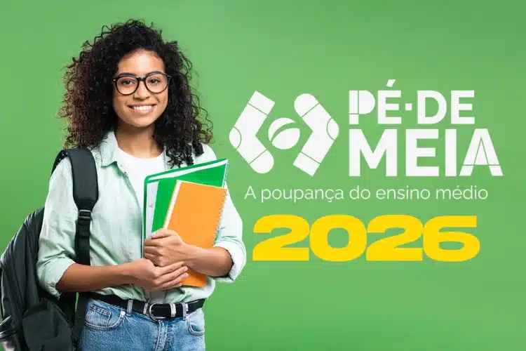 Jovem estudante sorridente com mochila e cadernos diante do logo Pé-de-Meia 2026.