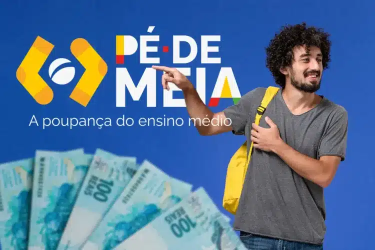 Estudante sorridente com mochila amarela aponta para logotipo do Pé-de-Meia ao lado de notas de cem reais.