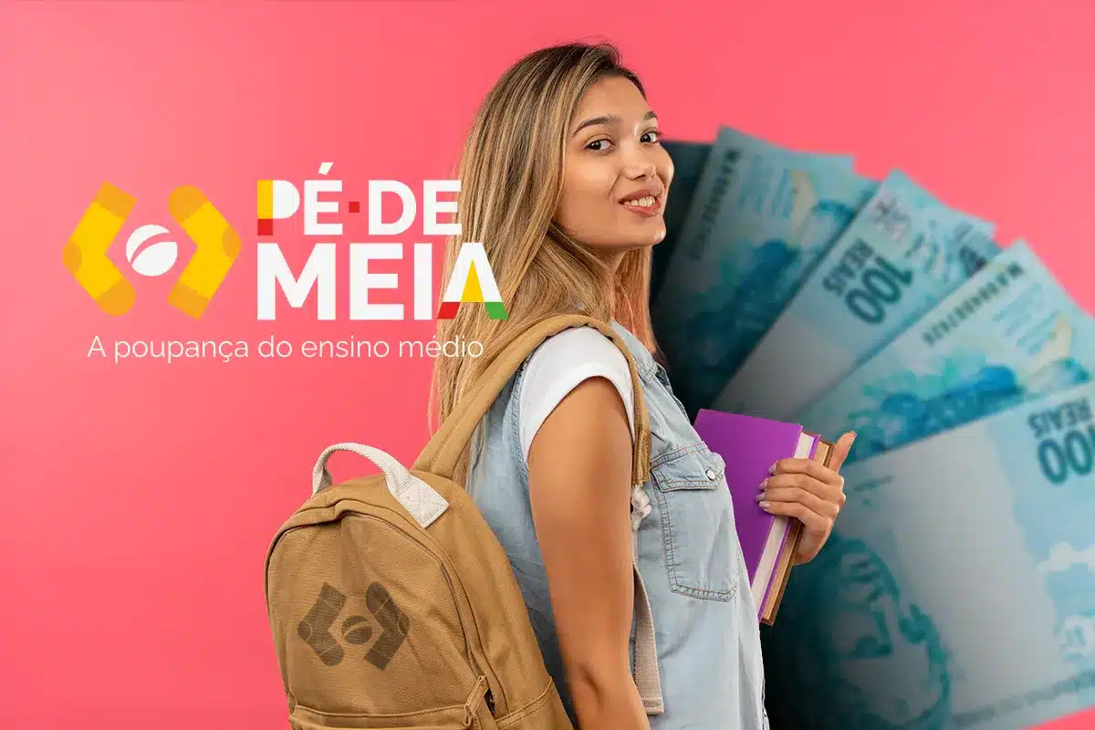 Estudante do ensino médio recebe benefício do Pé de Meia em 2026. Jovem sorrindo com mochila e cadernos, notas de R$ 100 ao fundo, destaque para programa Pé de Meia.