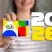 Regra de Proteção garante 50% do Bolsa Família por até 12 meses 11 Mulher segurando cartão colorido do Bolsa Família com números 2026 ao fundo.