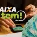 Caixa Tem libera R$ 600 em 18 de março; confira se você está na lista 11 Imagem ilustrativa do aplicativo Caixa Tem em um celular ao lado de notas de dinheiro, representando o pagamento do Bolsa Família realizado pela Caixa Econômica Federal. O benefício mínimo de R$ 600 começa a ser depositado em março seguindo o calendário baseado no número final do NIS.