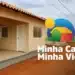 Novos limites do Minha Casa, Minha Vida 2026 foram aprovados: entenda as mudanças e benefícios 11 Casas térreas recém-construídas com paredes bege, porta branca e logo do Minha Casa Minha Vida ao centro