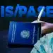 Todos com carteira assinada recebem abono PIS/Pasep em 2026? 12 Carteira de trabalho com dinheiro em reais
